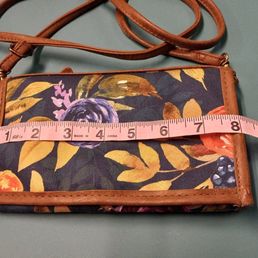 Donna Sharp Floral Crossbody/Wallet - Picture 2 of 11